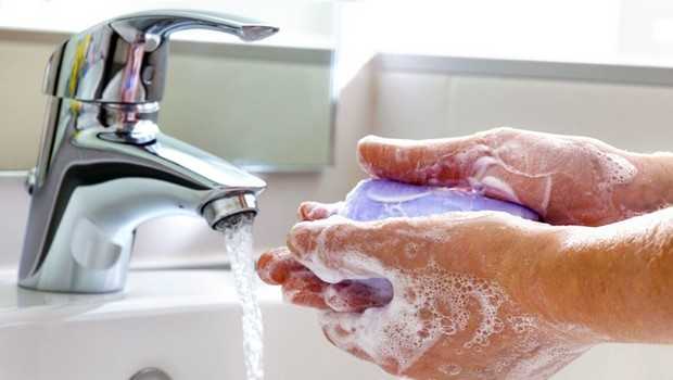 Мытье рук с мылом для профилактики заболеваний